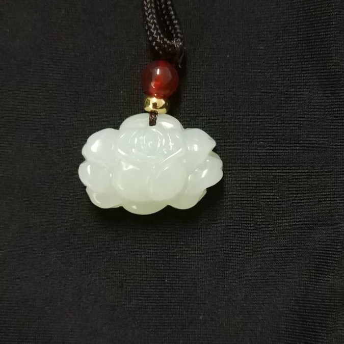 华缘超值特惠”好云莲莲“雕刻素款和田玉吊坠编绳复古白色