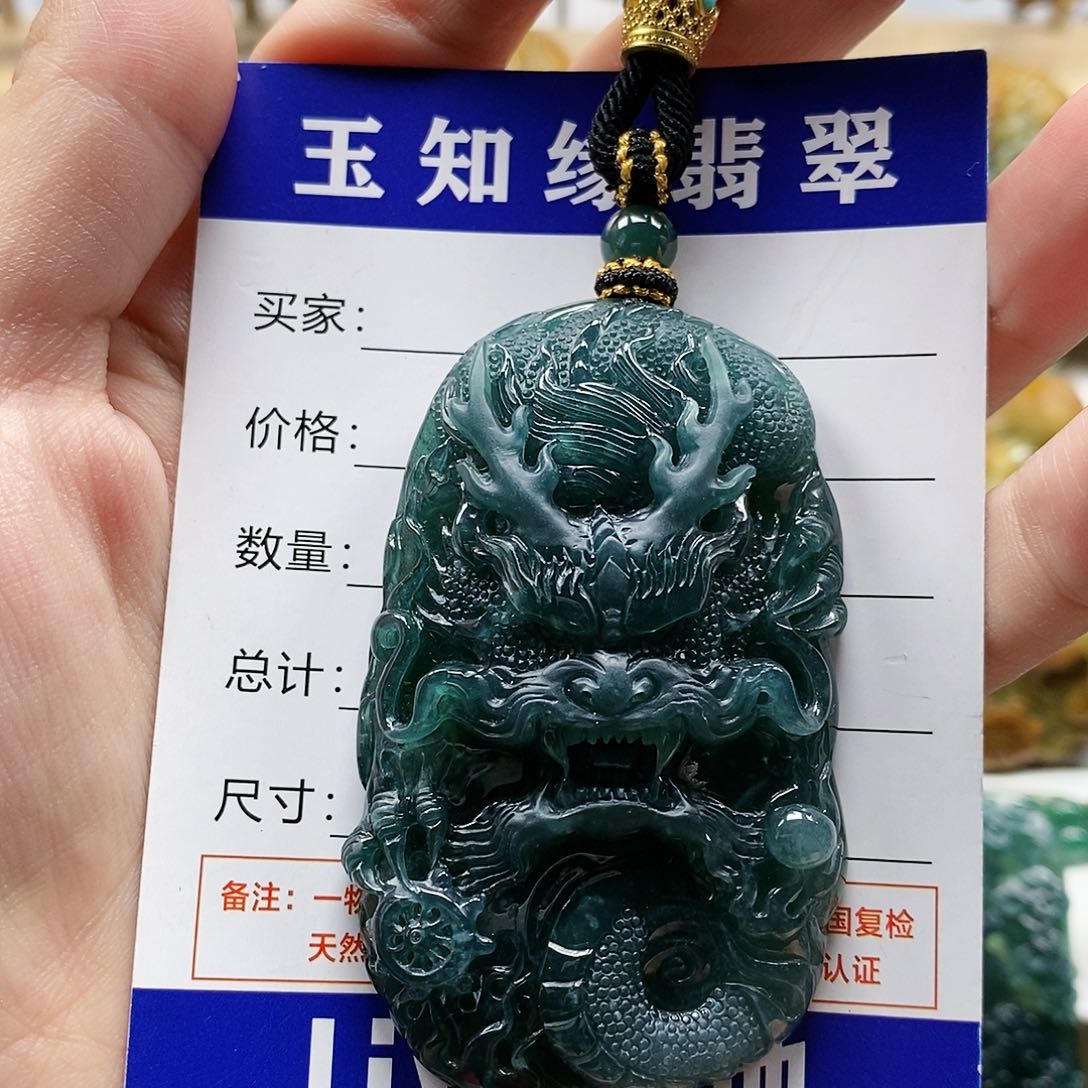 翡翠颈饰未镶嵌龙牌