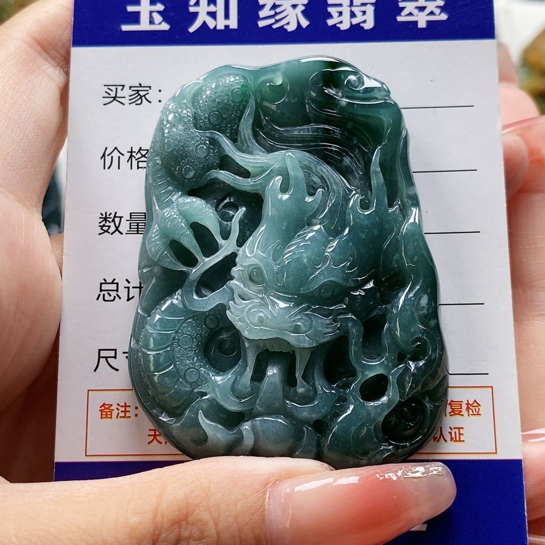 翡翠颈饰未镶嵌龙牌