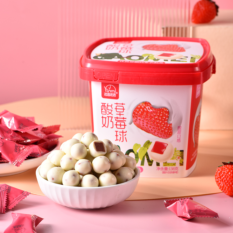 酸奶草莓球好吃甜蜜糖果酸甜口感解馋零食夹心巧克力食用奶香美味