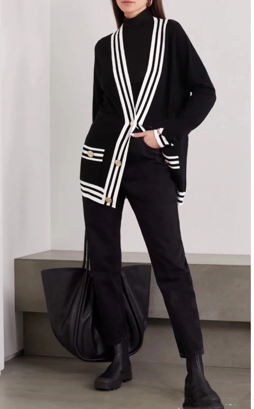 95新 BALMAIN/巴尔曼 一八四八九 绵羊毛 黑色logo针织开衫 34码