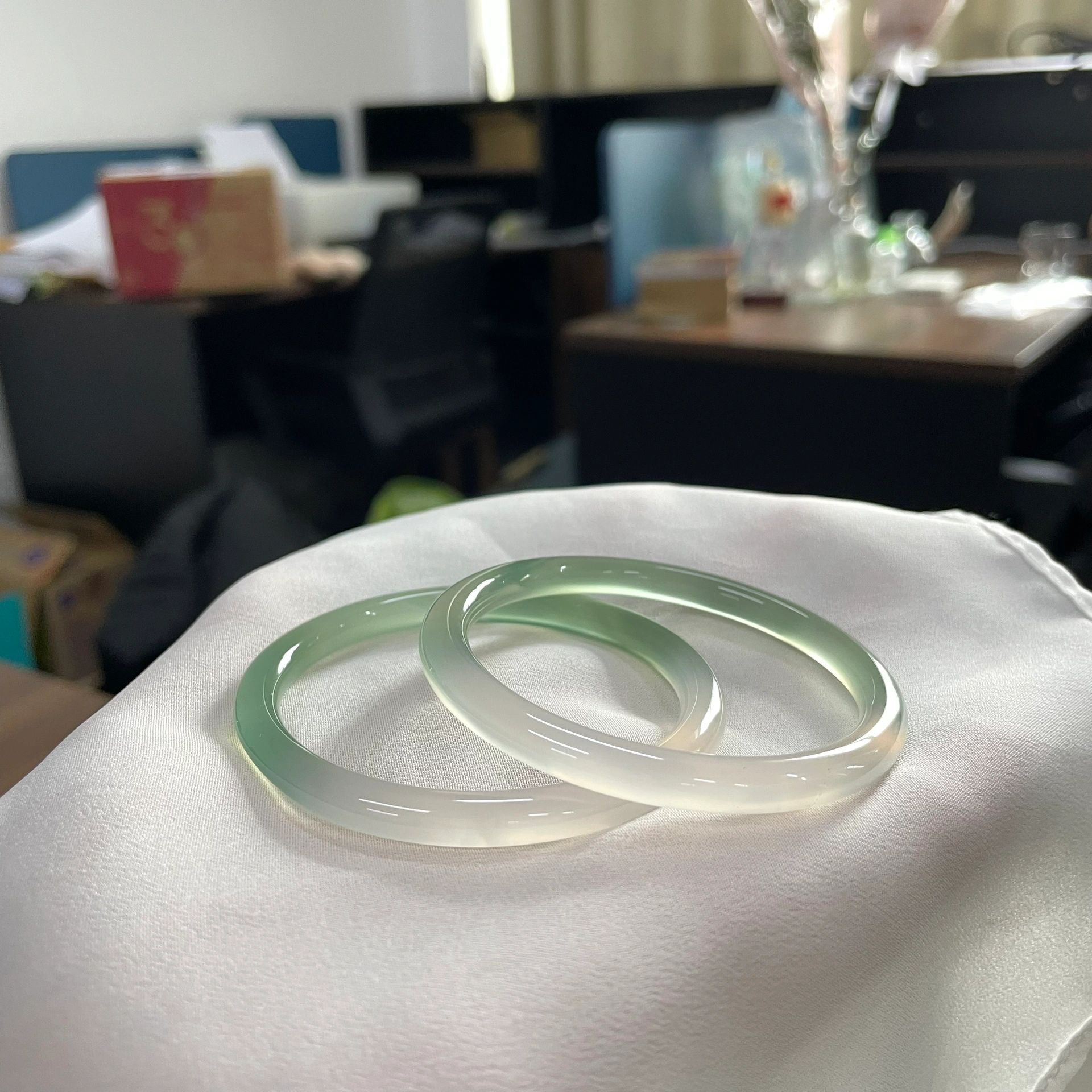 半山半水玛瑙手镯渐变透亮冰透镯子细圆条美人镯叮当镯女多样性发