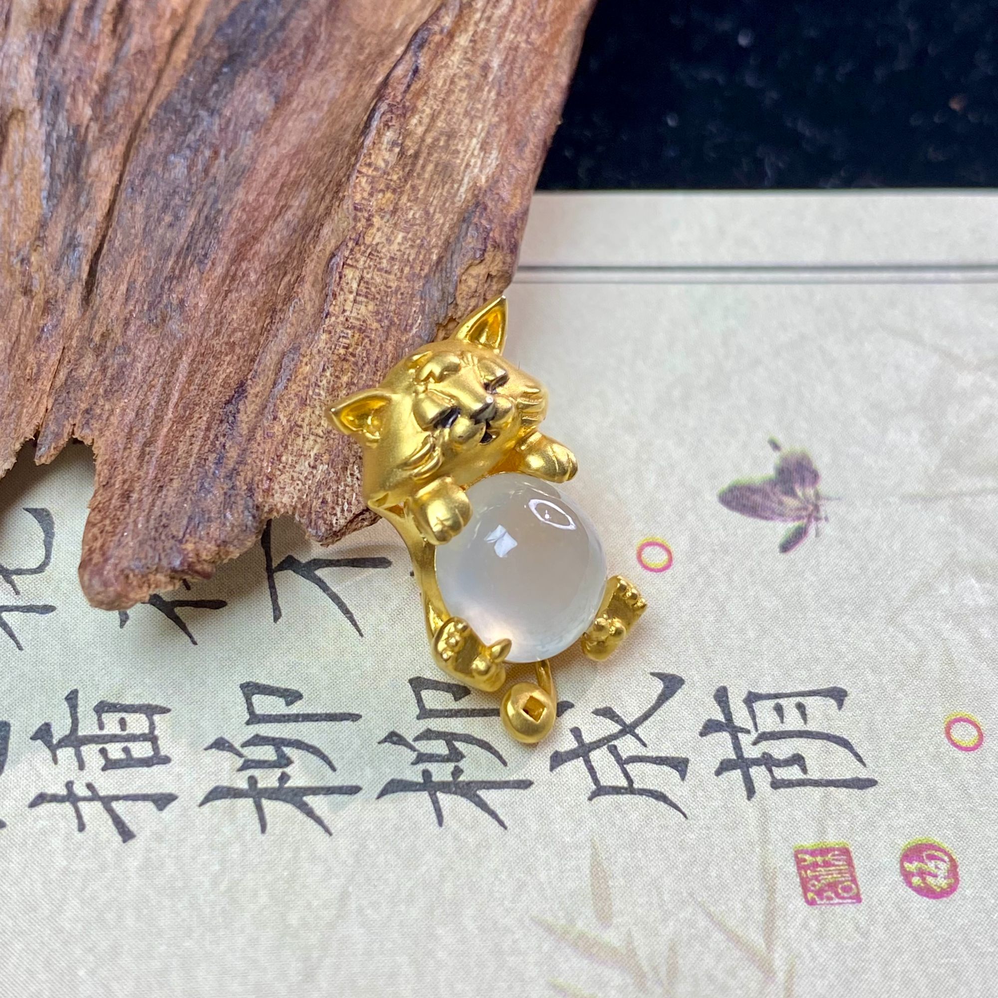 天然缅甸翡翠A货高冰蛋面18K金镶嵌猫咪吊坠可爱百搭气质款