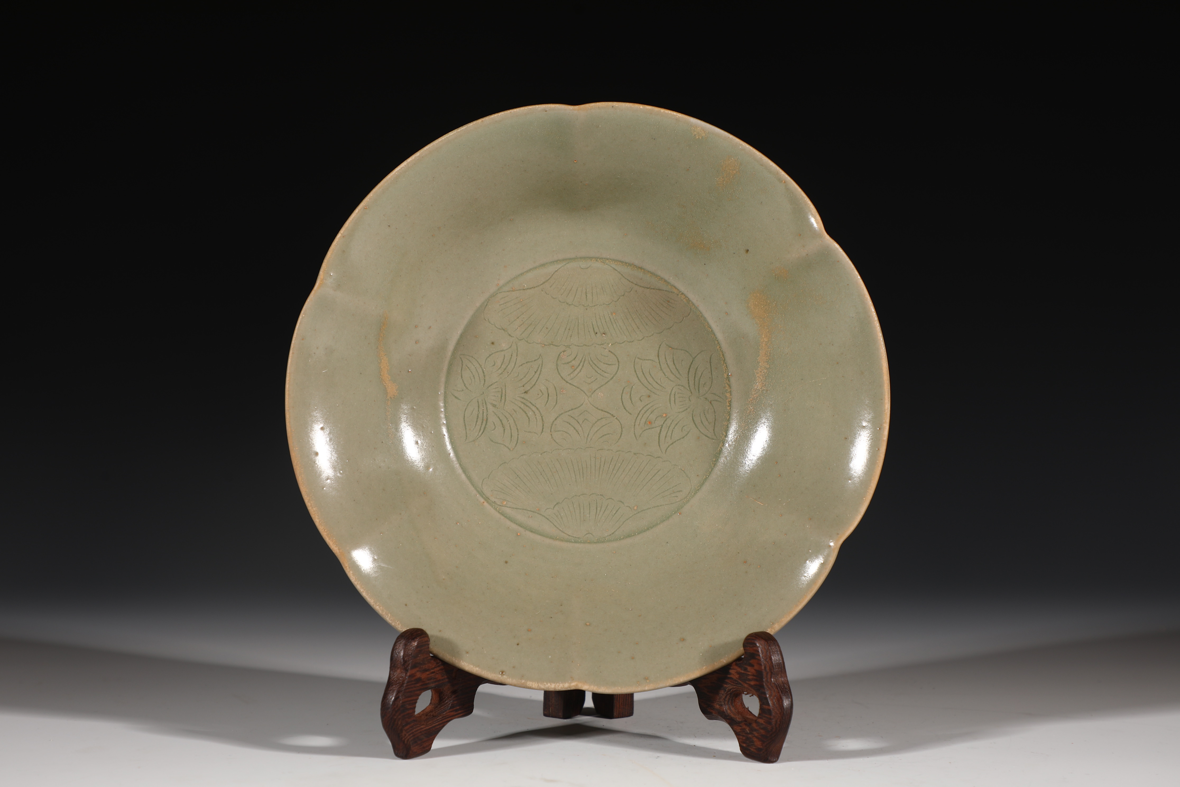 越窑葵口刻花秘色瓷