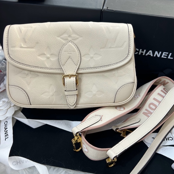 95新 LouisVuitton/路易威登 臻选白色全皮压纹法棍（芯片款）