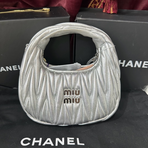99新 MIU MIU/缪缪 银色mini wander手提hobo