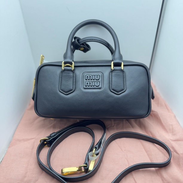 99新 MIU MIU/缪缪 黑金保龄球小号斜挎包