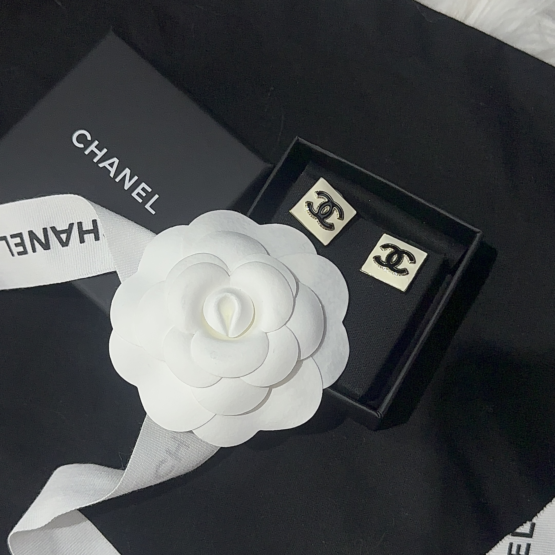 99新 Chanel/香奈儿 方形米白珐琅双C耳钉（045）