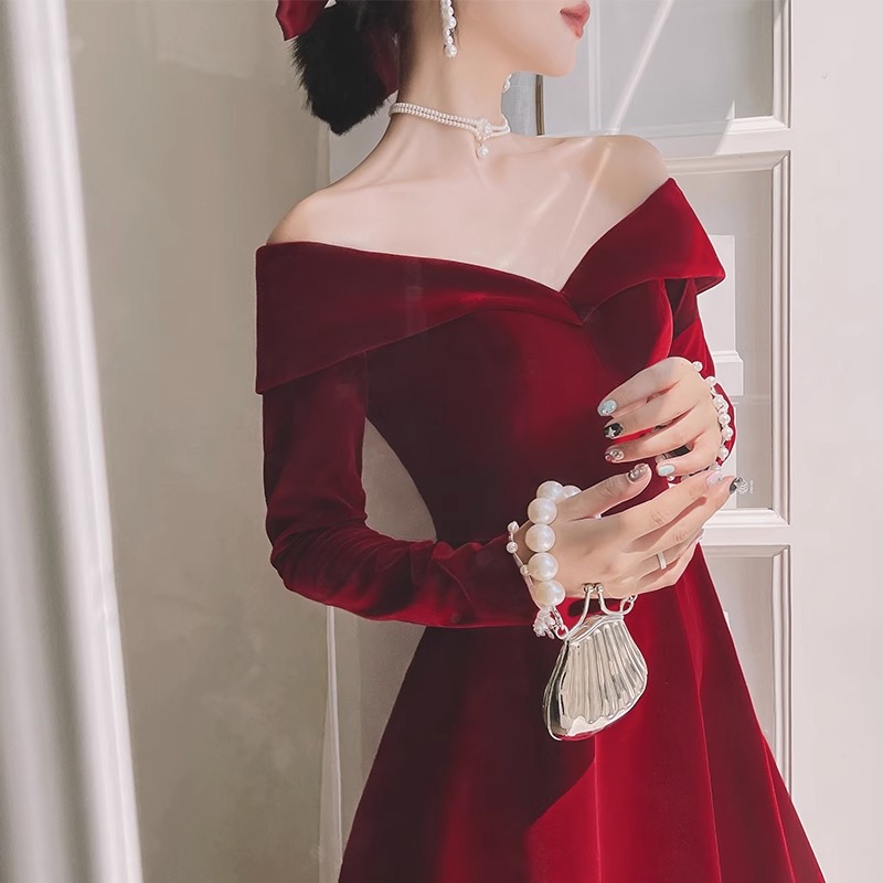 一字肩敬酒服宴会订婚新娘气质连衣裙高级感晚礼服丝绒结婚女回门