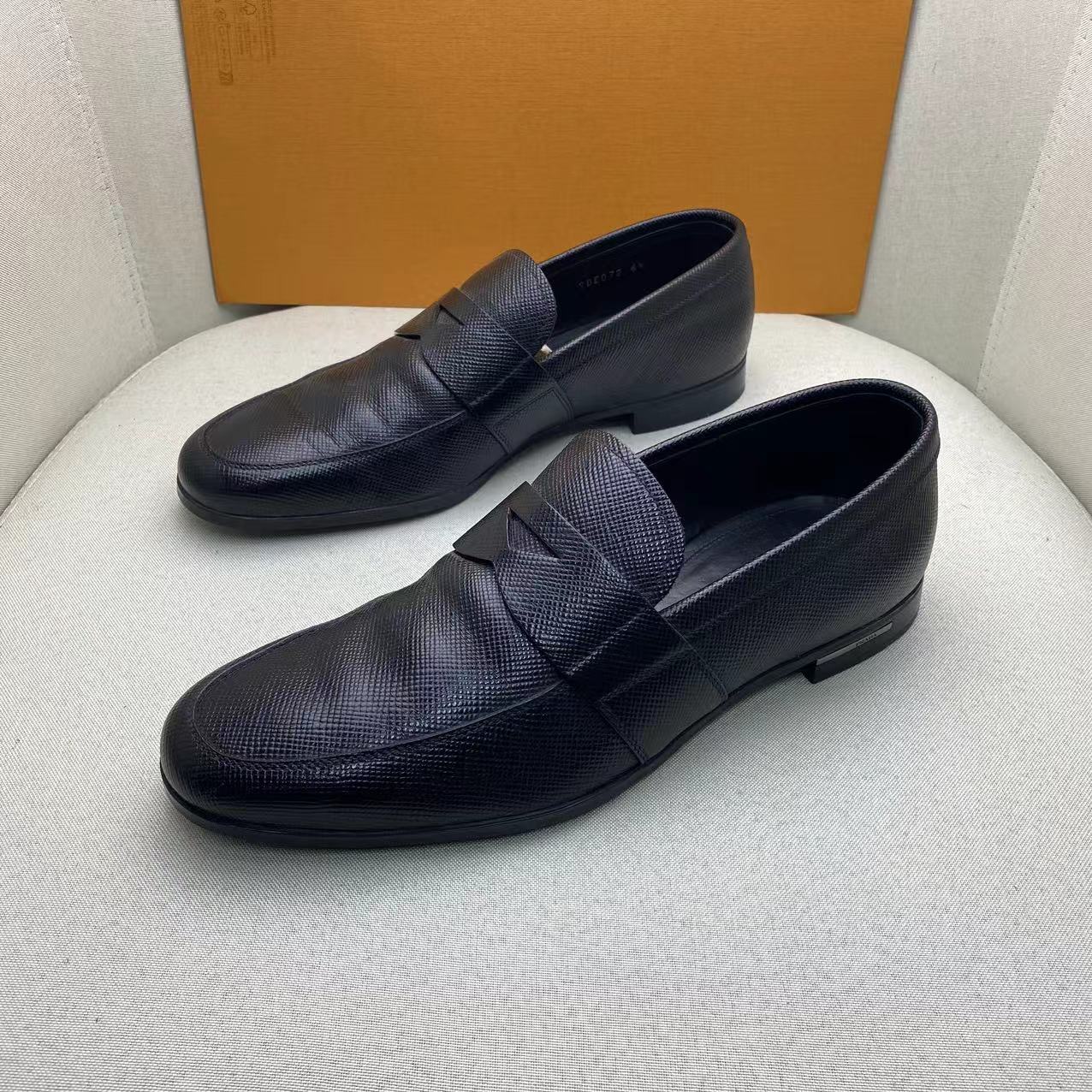 95新 Prada/普拉达 黑色徽标舒适时尚百搭休闲皮鞋 40码