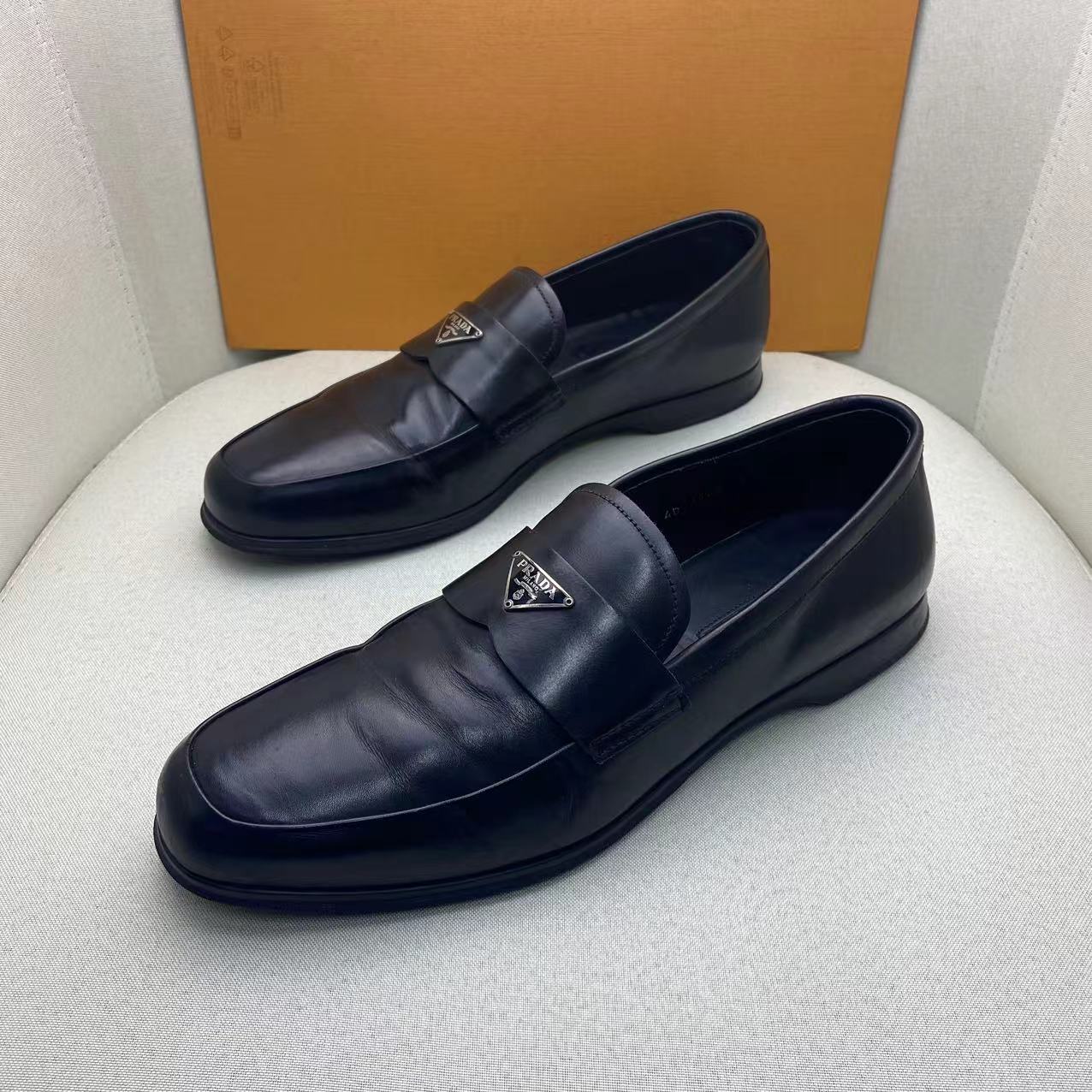 95新 Prada/普拉达 黑色银色三角标舒适时尚百搭英伦皮鞋/43欧