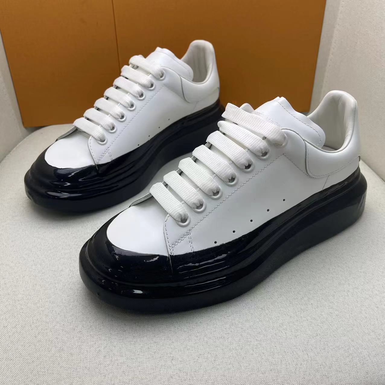 全新未使用 Alexander McQueen/亚历山大·麦昆 黑白松糕鞋/40.5码