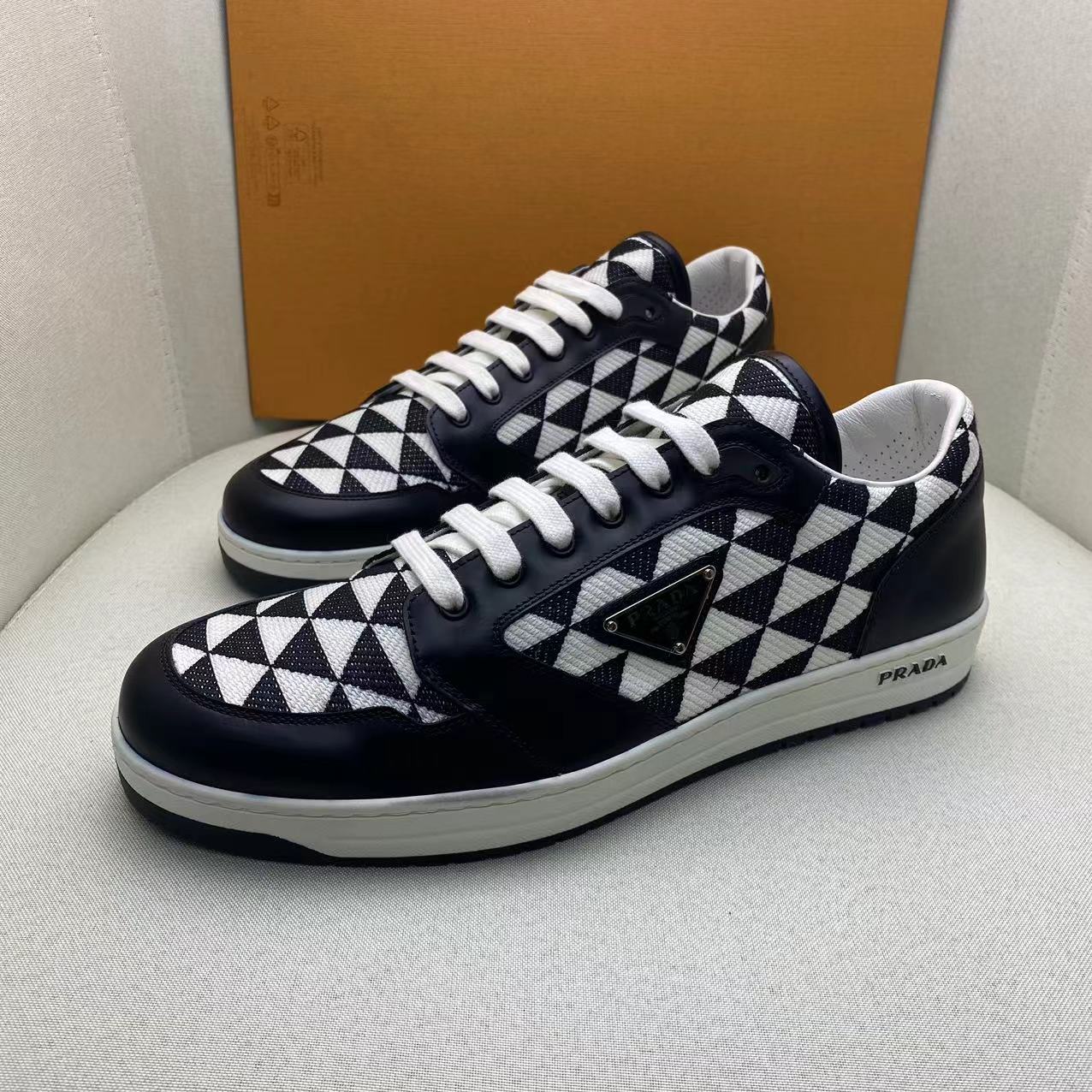 全新未使用 Prada/普拉达 黑白格纹三角标时尚百搭低帮板鞋/42欧