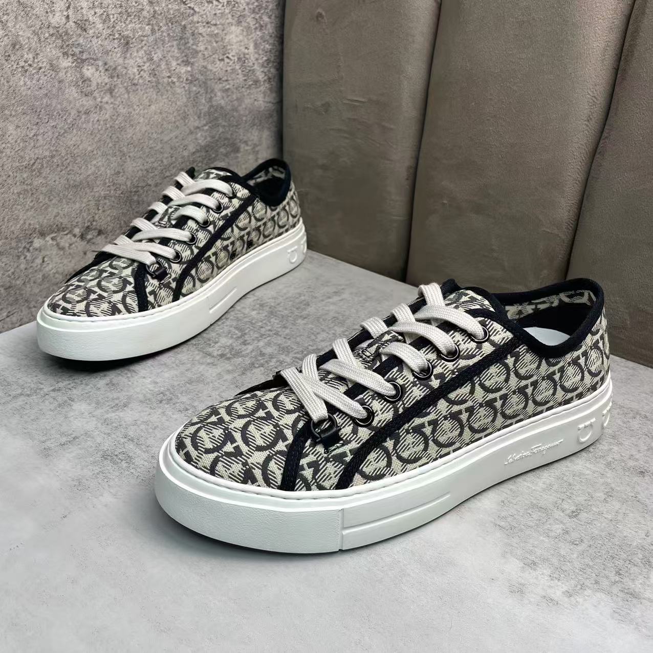 FERRAGAMO/菲拉格慕黑白帆布满印印花时尚百搭板鞋/41.5欧/全新