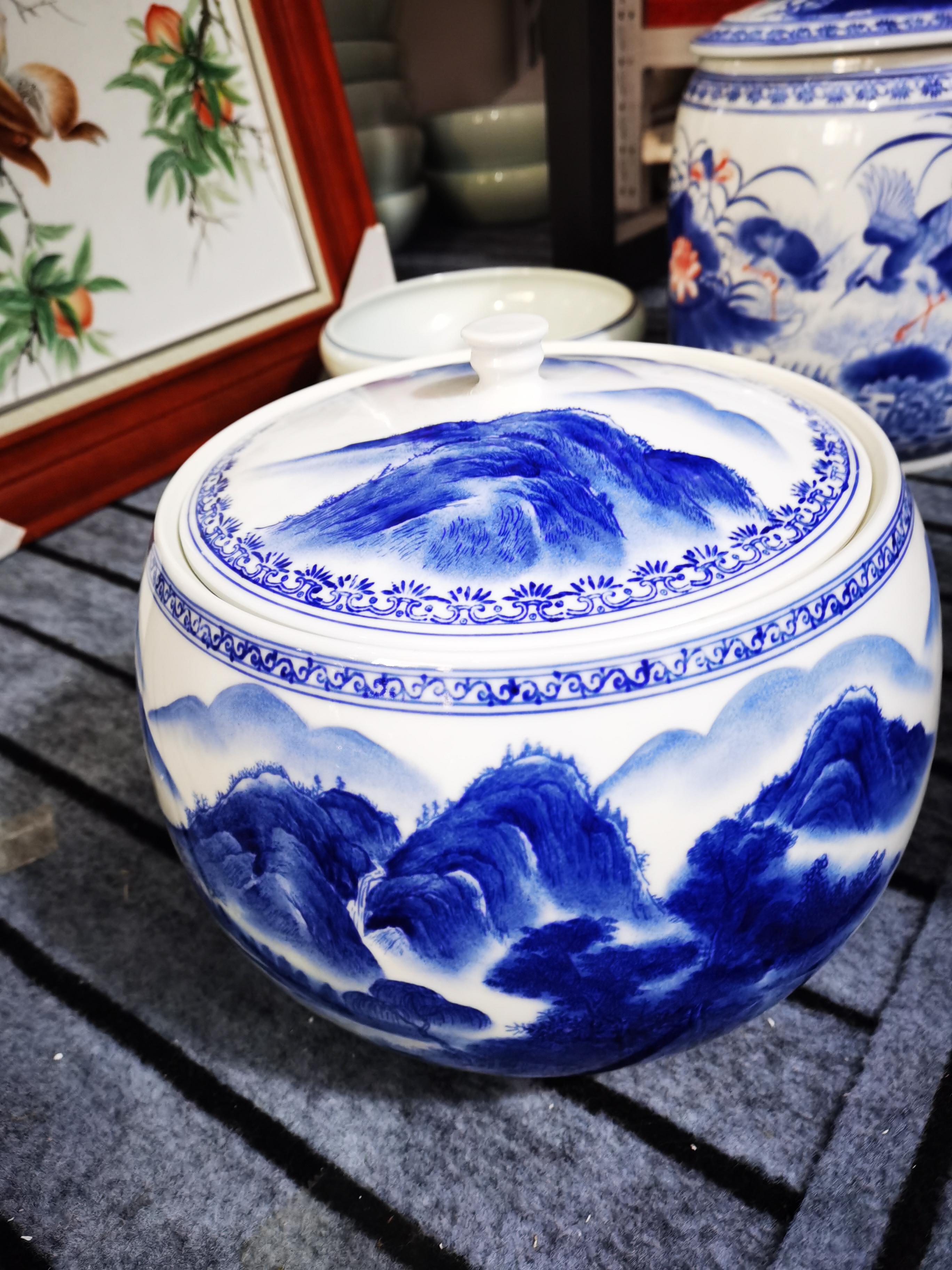 纪念瓷器山水画聚宝盆带盖超大纯手工中式高档手绘釉中彩陶瓷罐子
