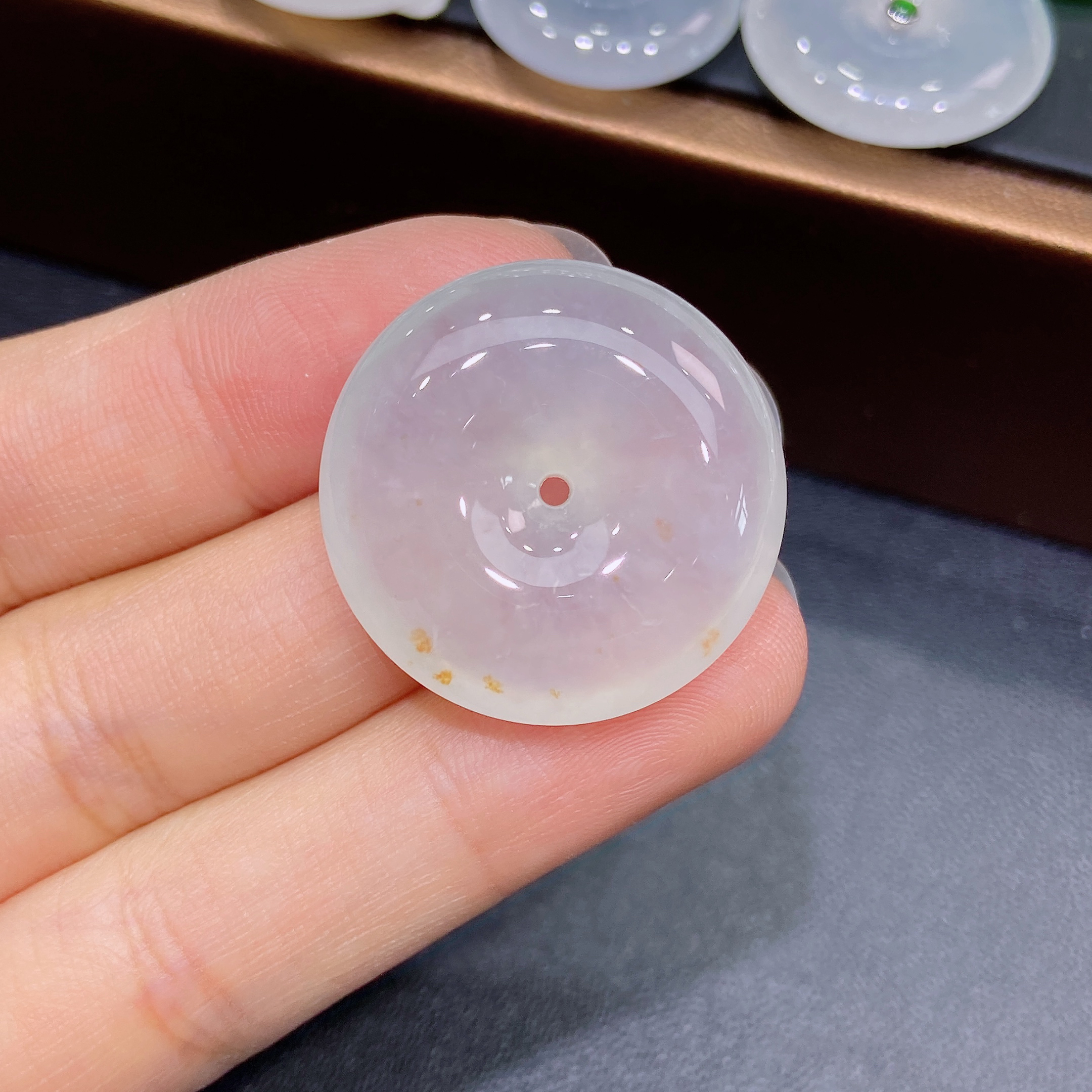 缅甸天然A货翡翠正冰种，白冰飘黄翡厚庄平安扣吊坠，时尚潮流精美Z