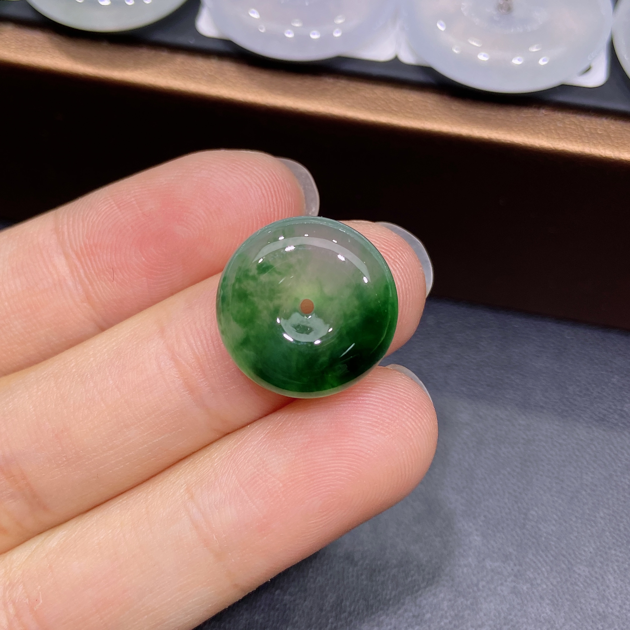 缅甸天然A货翡翠，冰种飘辣阳绿小平安扣吊坠，精美款L