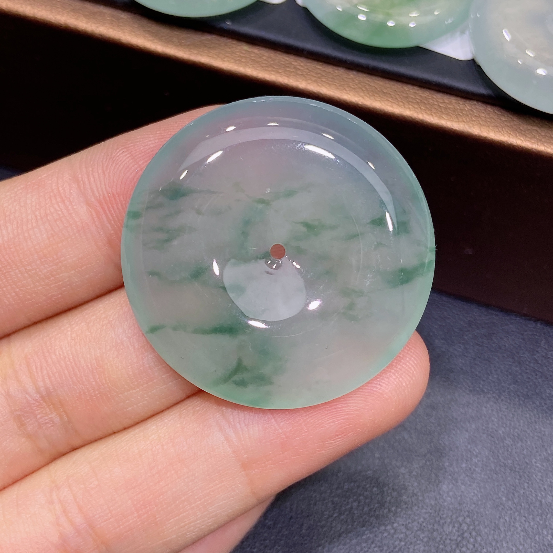 缅甸  天然A货翡翠，正冰种飘意境花平安扣吊坠，时尚精美百搭款R