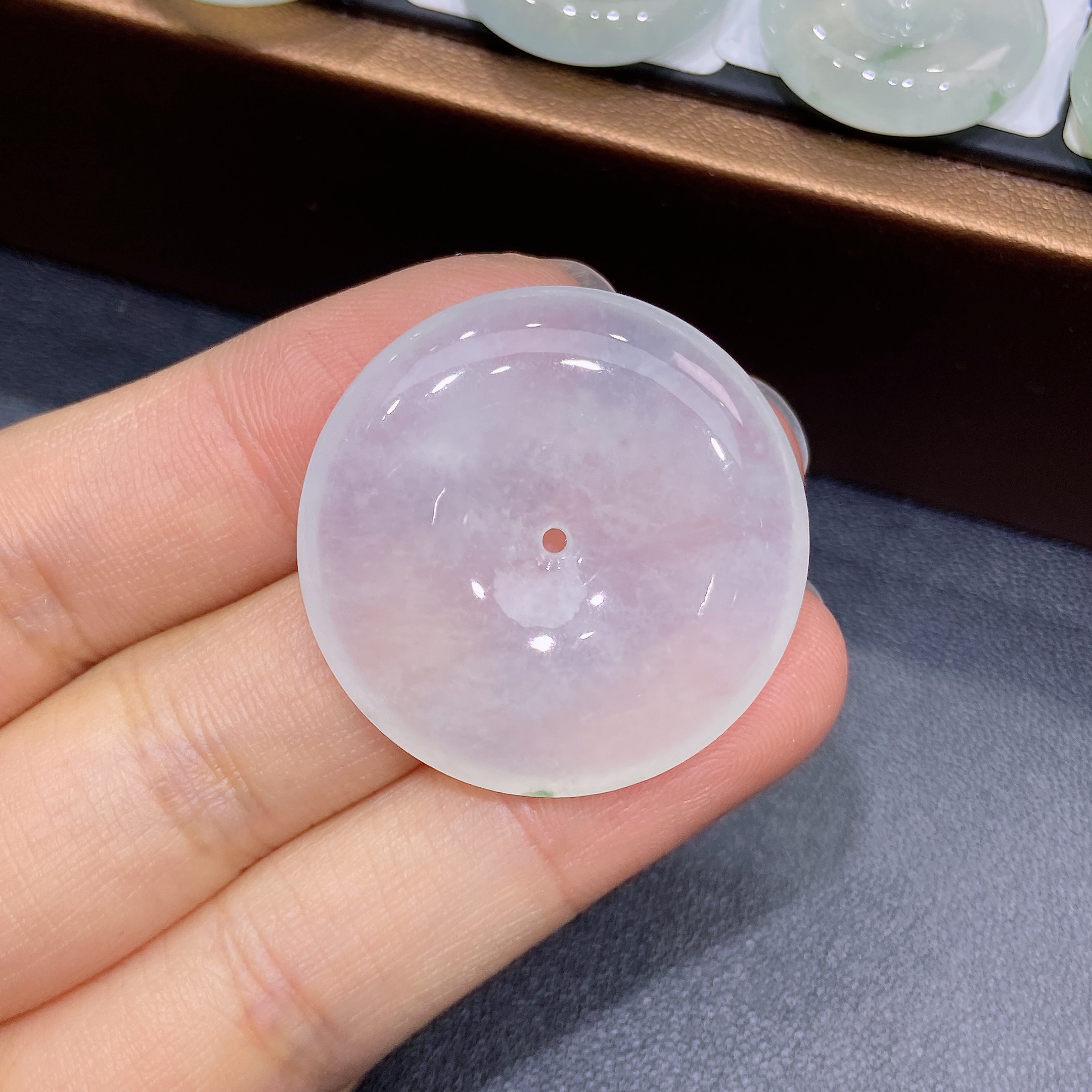 天然缅甸A货翡翠，正冰种白冰白月光平安扣吊坠，时尚精美百搭款Z