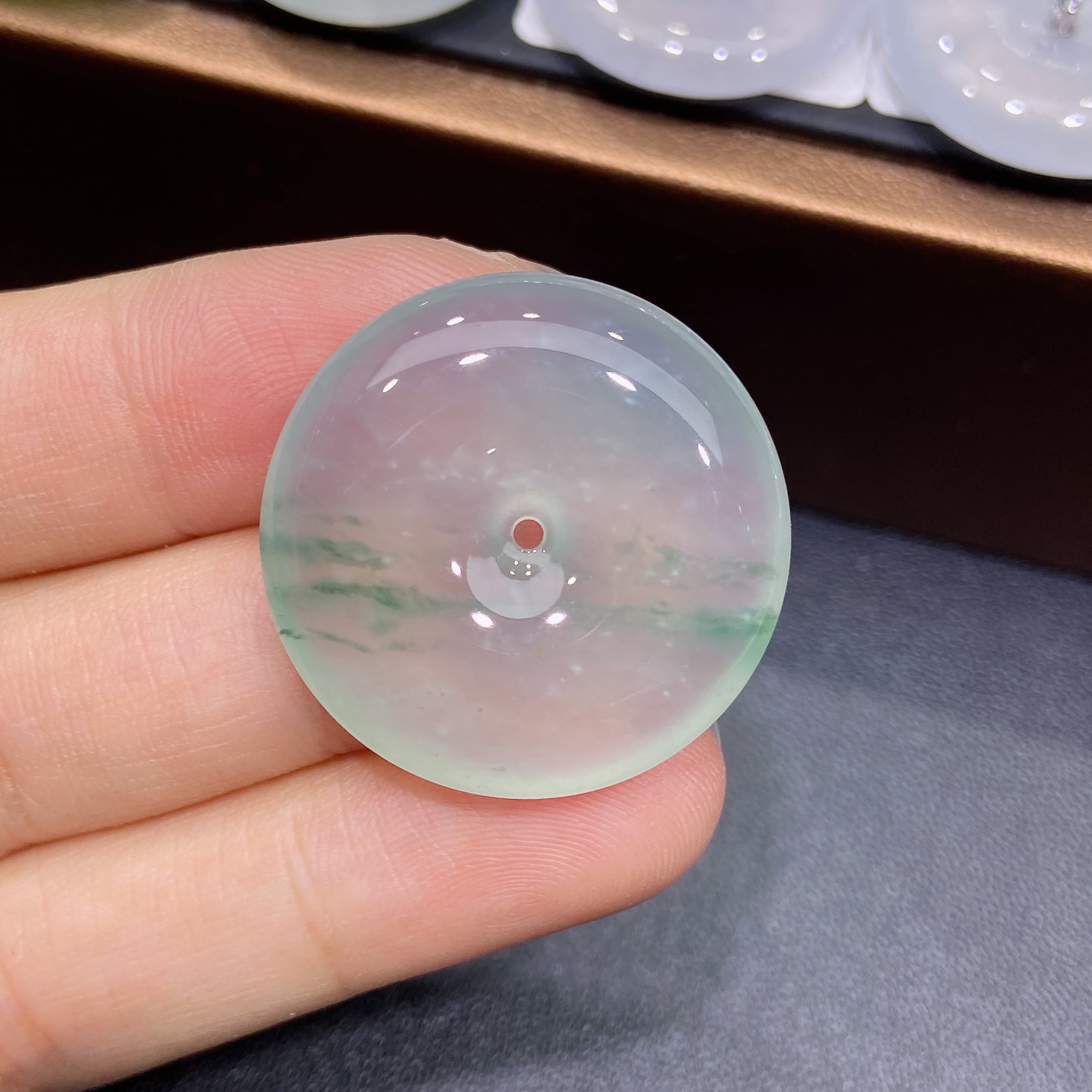 缅甸天然A货翡翠，高冰种飘意境花，雪花棉平安扣吊坠，时尚精美款R