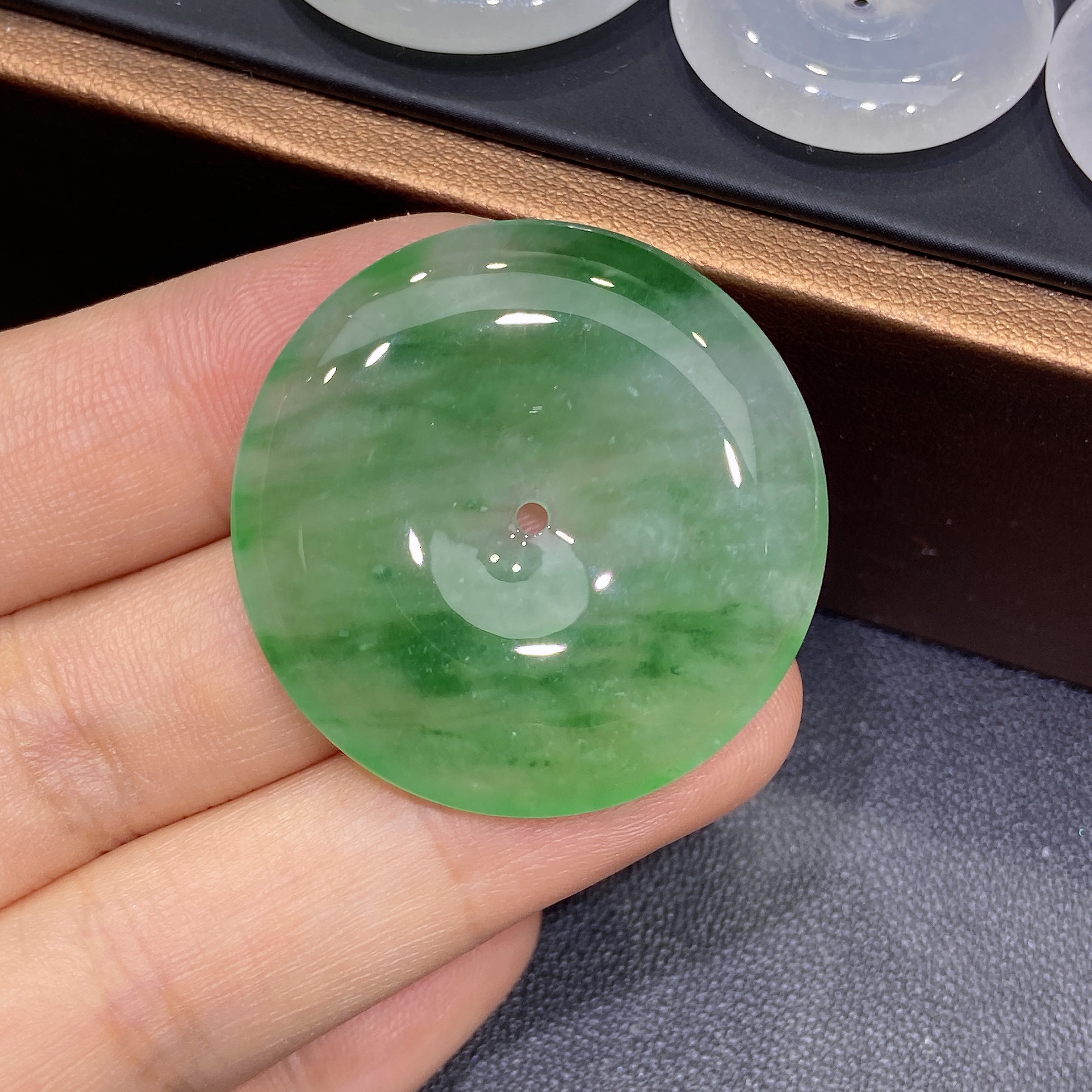 缅甸天然A货翡翠，冰飘辣阳绿，意境花平安扣吊坠，精美时尚百搭款G