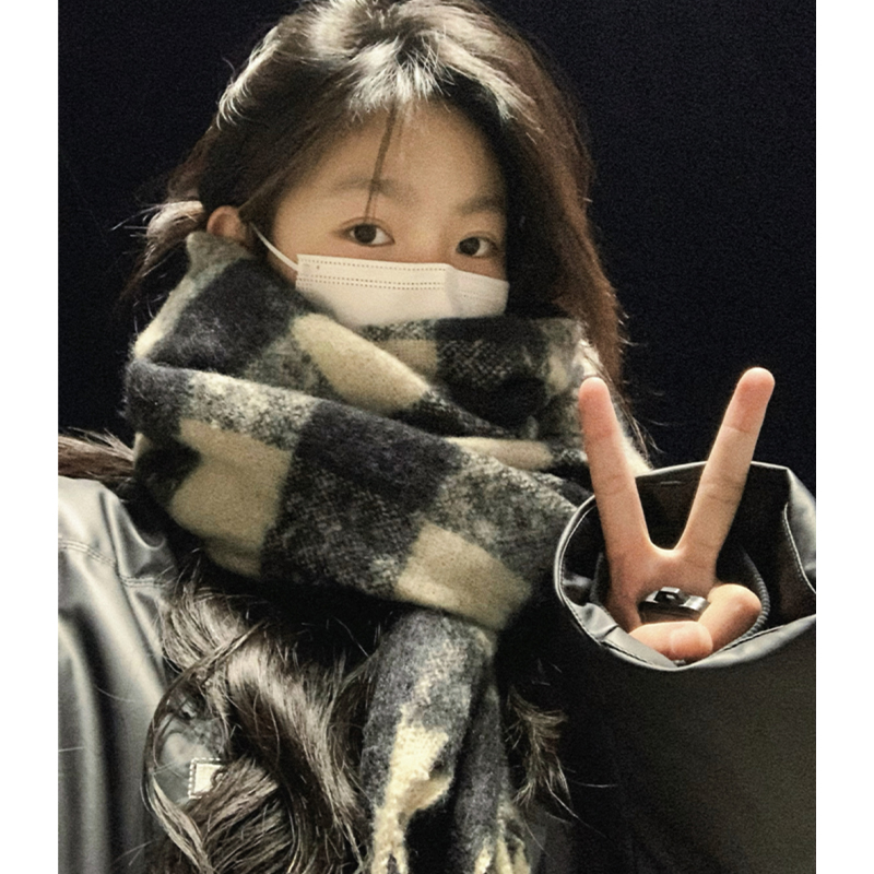 围巾冬季百搭女感2023新款海马毛黑白格子韩式情侣保暖加厚围脖男