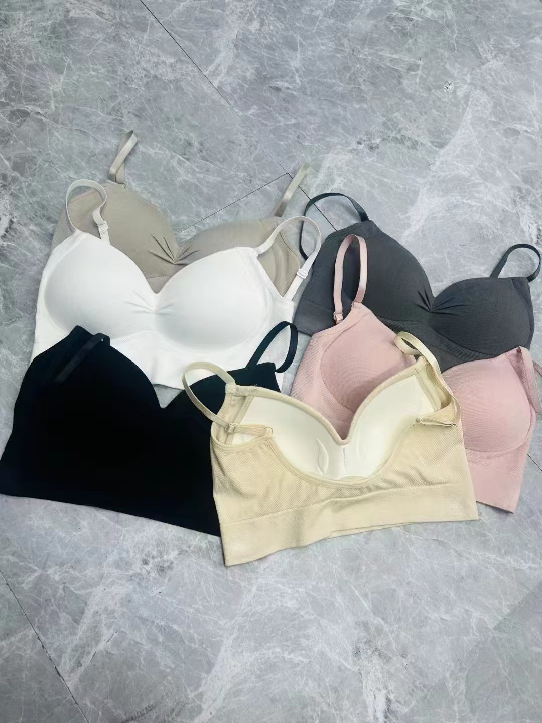 BAOZI【#759】少女新款多色舒适柔软无钢圈大V聚拢吊带美背