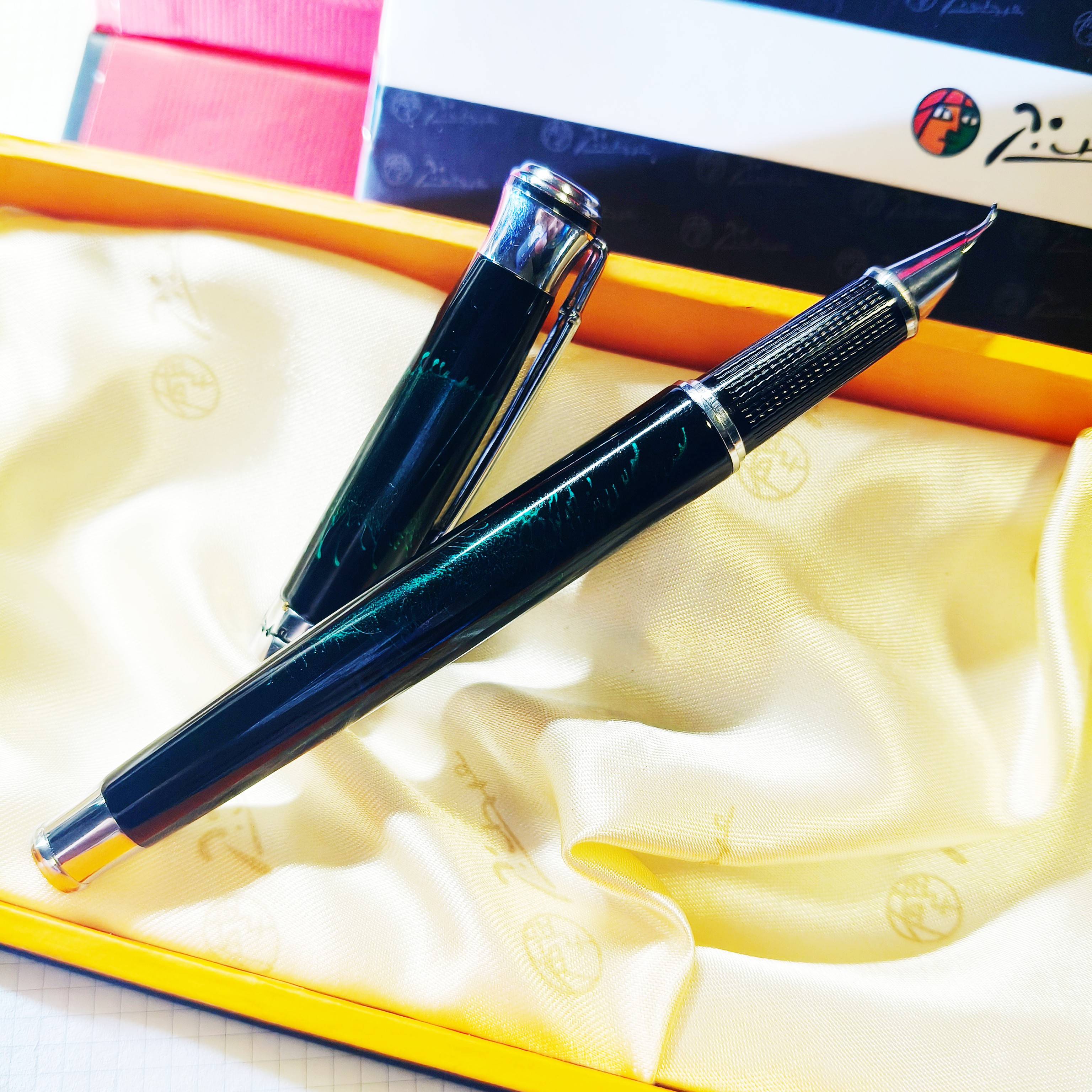 毕加索繁华世纪翡翠绿二代。打磨美工笔