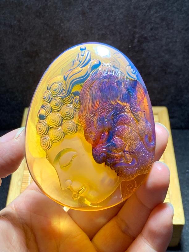 39.3克缅甸琥珀金蓝植物巧雕一念之间吊坠