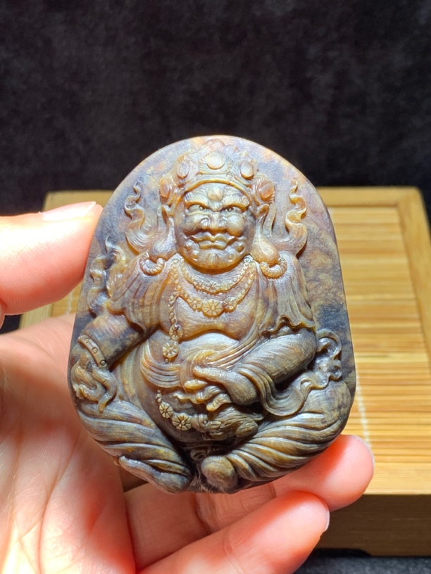 43.3克缅甸琥珀根珀犀牛灰黄财神吊坠，精雕