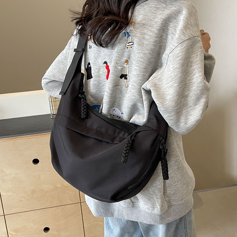 男女同款新款运动休闲水饺包旅行包潮流布包轻便时尚单肩斜跨包