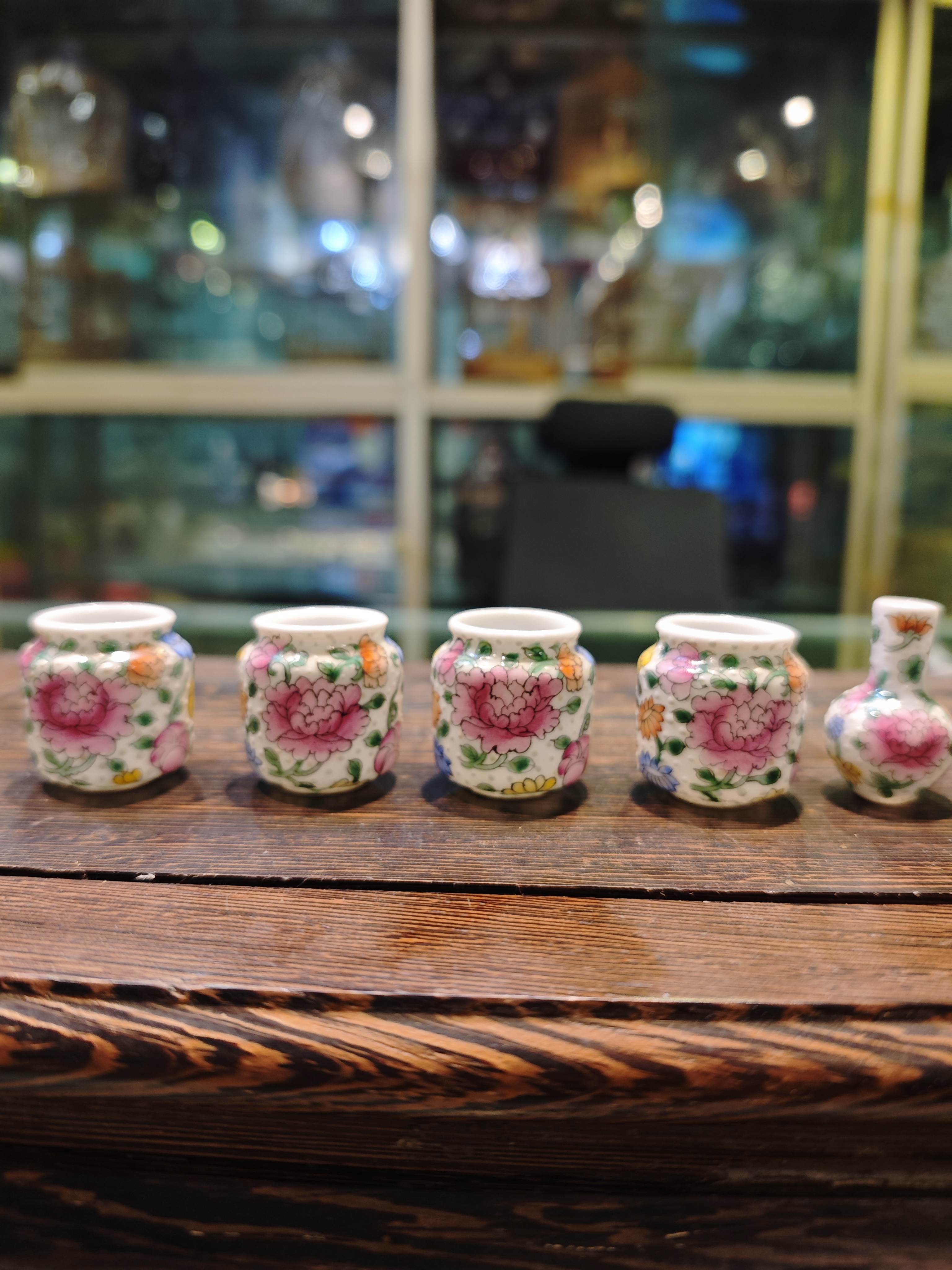 绣眼杯子珍珠白地花开富贵5件笔铜型杯高3.1肚直径3.0口内1.8CM