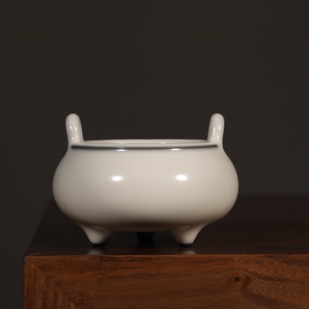 官瓷三足双耳炉无开片 腹径9.5厘米