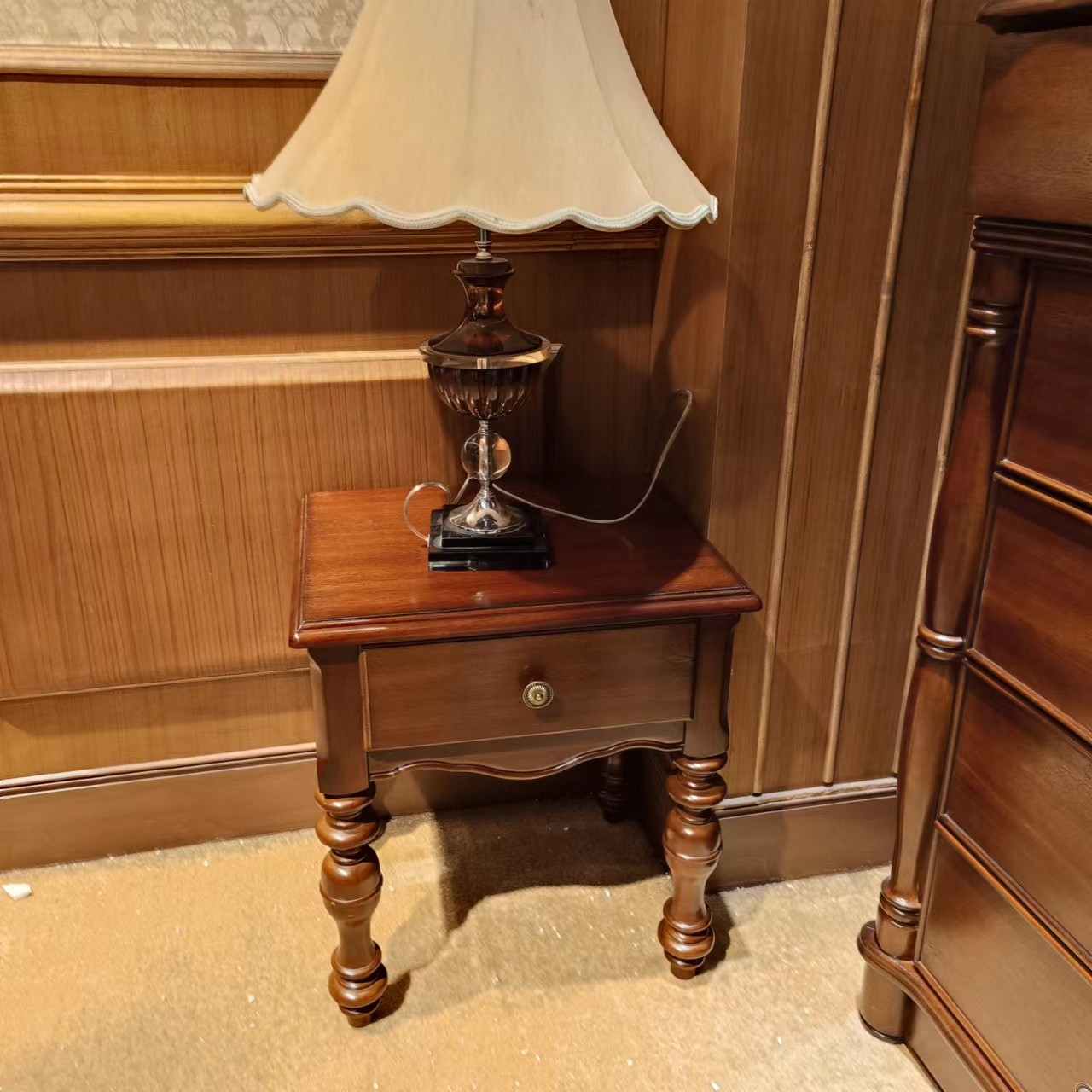 YM166床头柜520*410*580mm         卧房家用美式简约桃花芯     