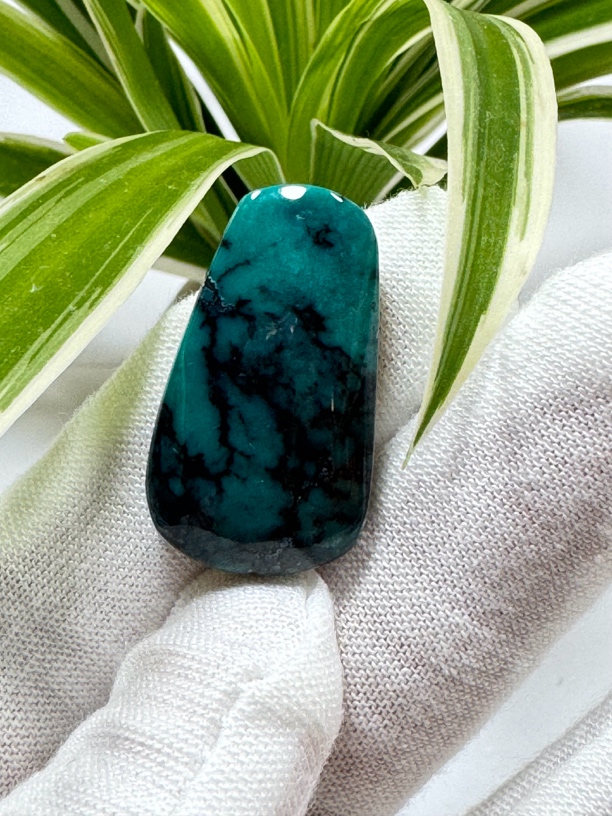 大姐原矿绿松石精品瓷釉级玉化料无事牌尺寸：26.2*15*7.4mm