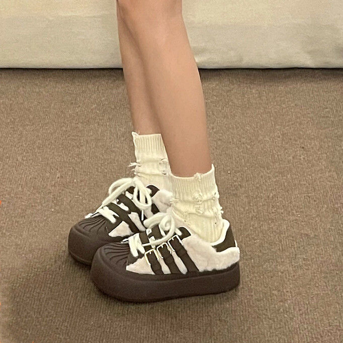美拉德金属扣毛毛鞋女加绒厚底板鞋韩系ins潮百搭贝壳头小白鞋冬
