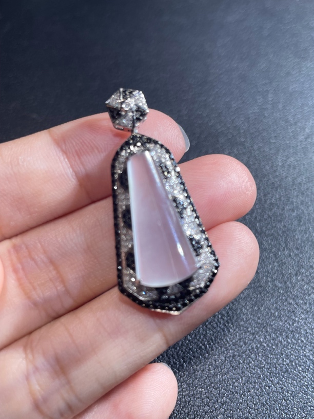 吊坠镶钻时尚镶嵌气质精美18K金颈饰灵动白色