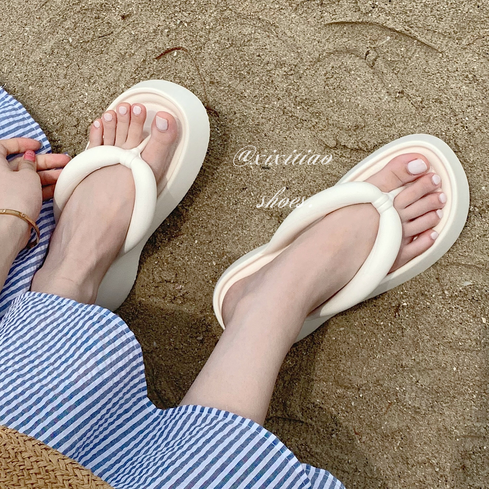 细细条 韩版ins潮时尚外穿沙滩夹脚凉拖鞋女夏季简约风厚底人字拖