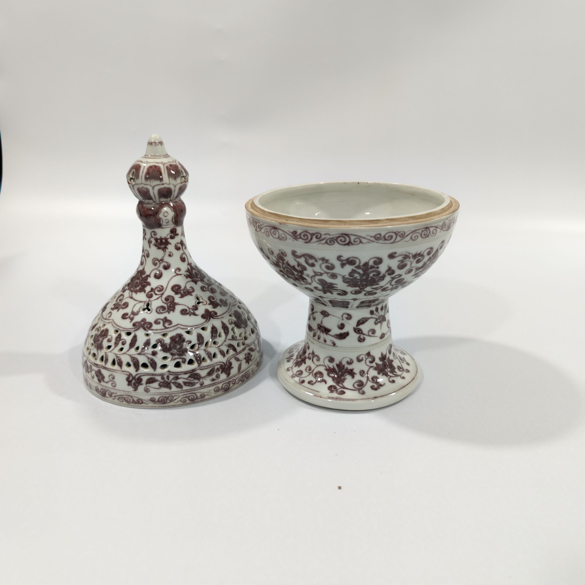 釉里红缠枝莲花卉盖瓶