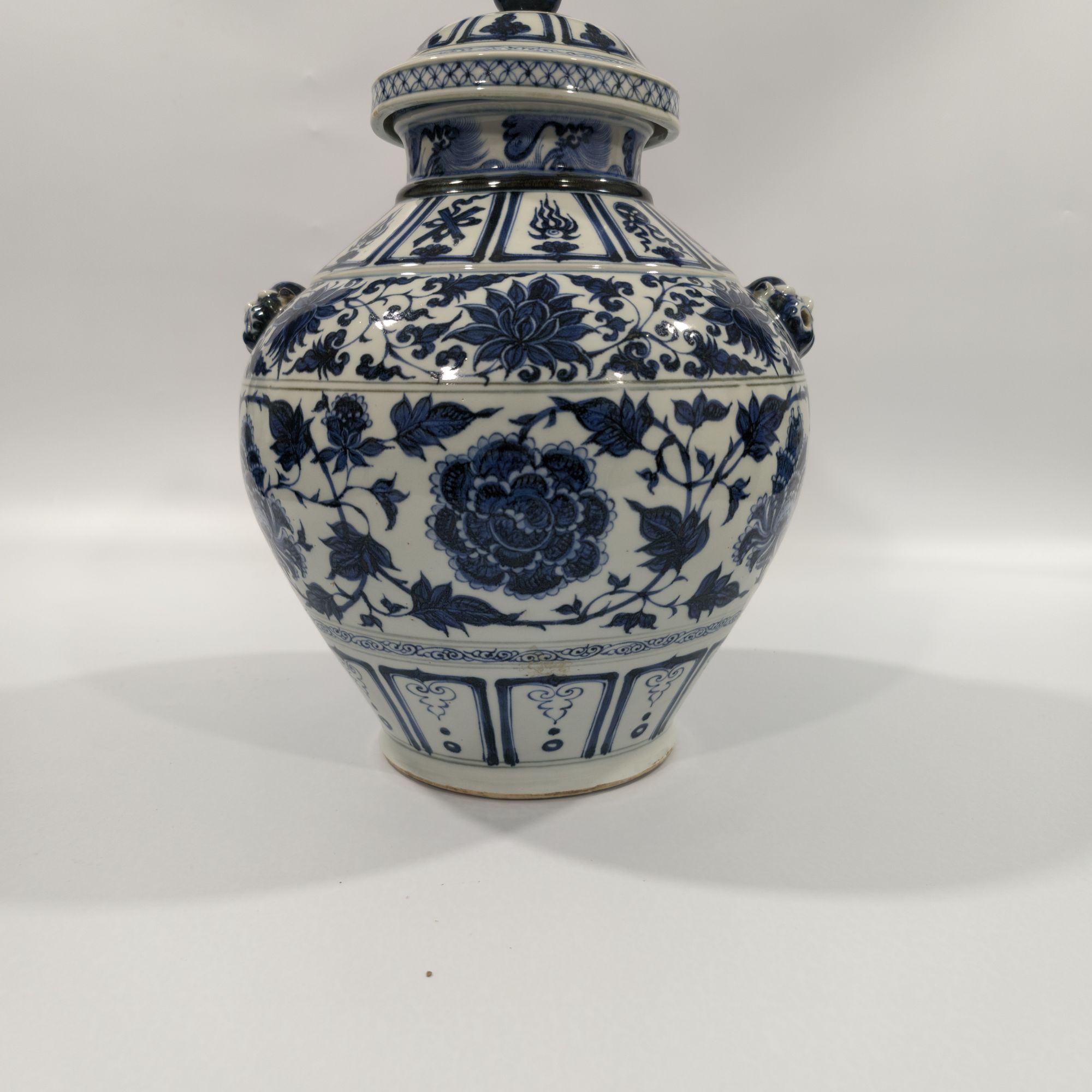 青花缠枝牡丹纹双辅首大罐