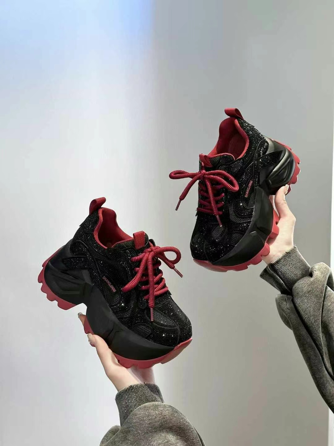 春季时尚透气时尚休闲鞋百搭内增高运动鞋水钻红色潮流休闲鞋