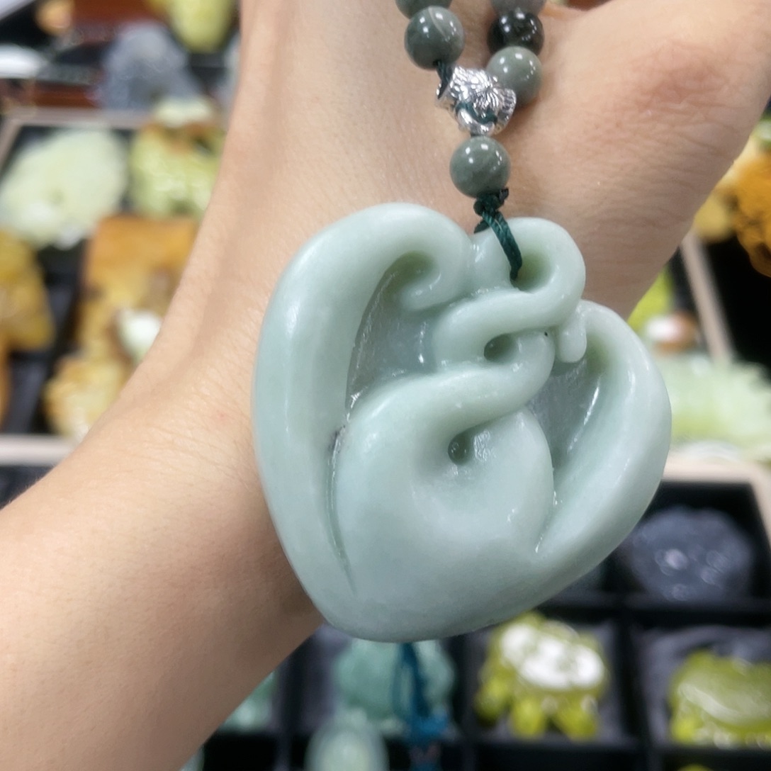 蛇纹石玉颈饰合金
