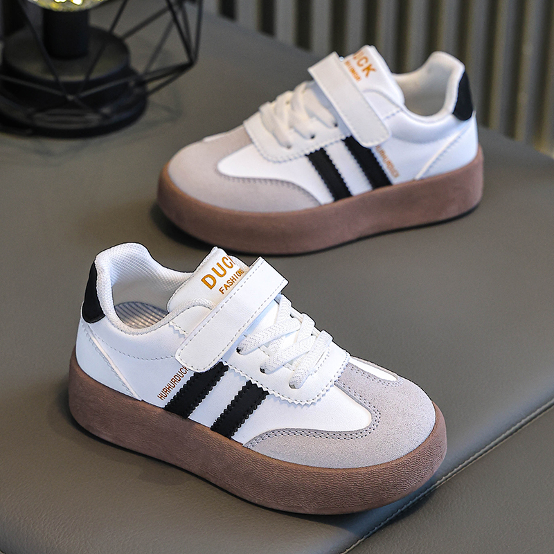 小黄鸭儿童运动鞋皮面软底防滑女童百搭德训鞋男童校园学生潮板鞋