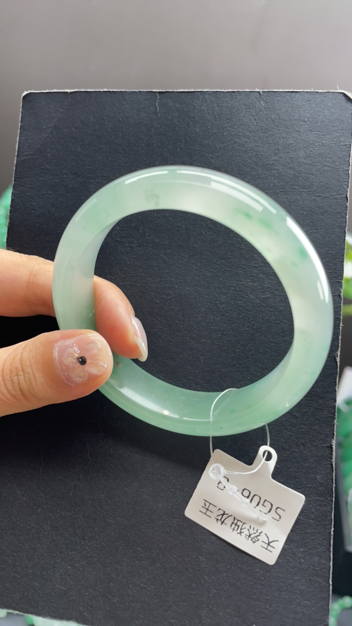 石英质玉手镯冰飘花冰透飘绿独龙玉高冰