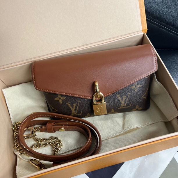 95新 LouisVuitton/路易威登 捐金沉珠/padlock on strap锁头