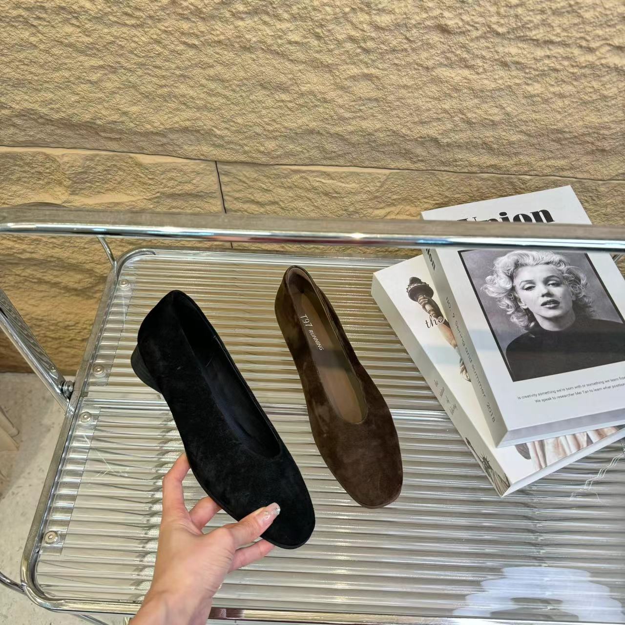 2025秋季新款复古粗跟时尚舒适百搭软底绒面浅口圆头单鞋7685