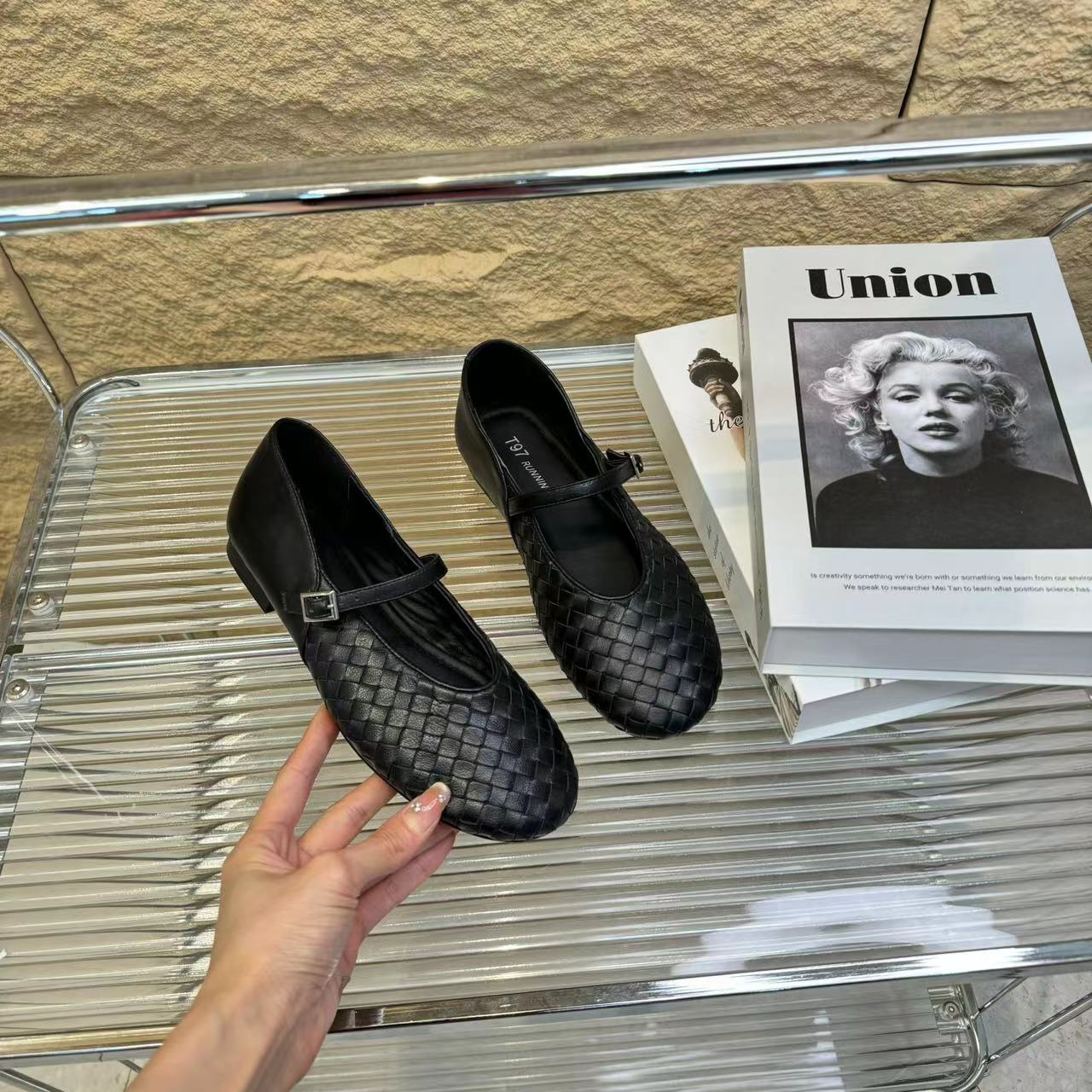 东东2025春夏季设计师新款编织圆头浅口一字带舒适女单鞋zw8529