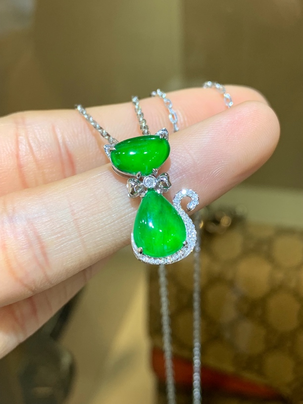 满绿翡翠猫咪吊坠18k金镶嵌