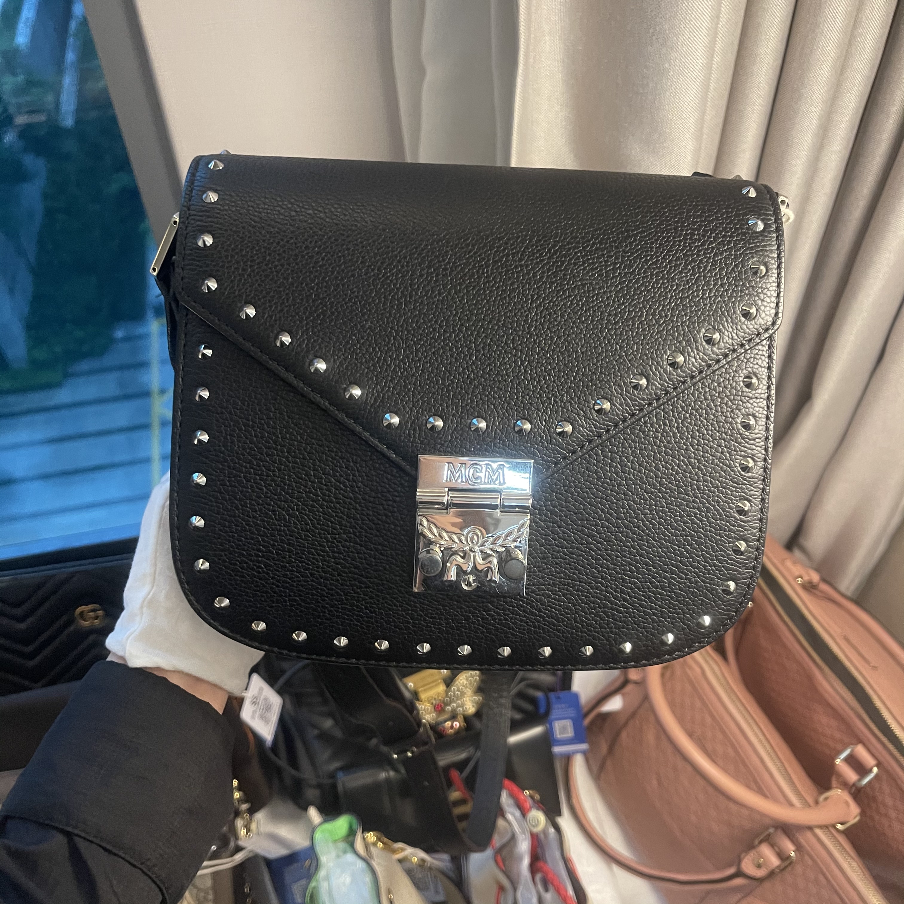 95新 MCM 黑皮铆钉邮差包单肩斜跨包/甜甜在包展