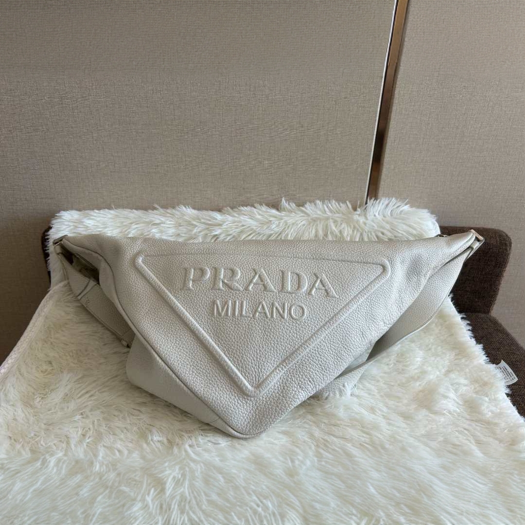 95新 Prada/普拉达 白色三角胸包/云海优选/58178